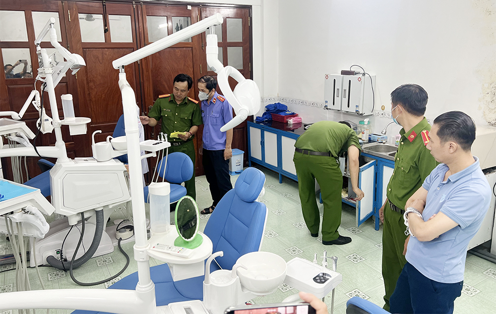 Bắt giam b&aacute;c sĩ dỏm d&ugrave;ng bằng giả để h&agrave;nh nghề - Ảnh 1.