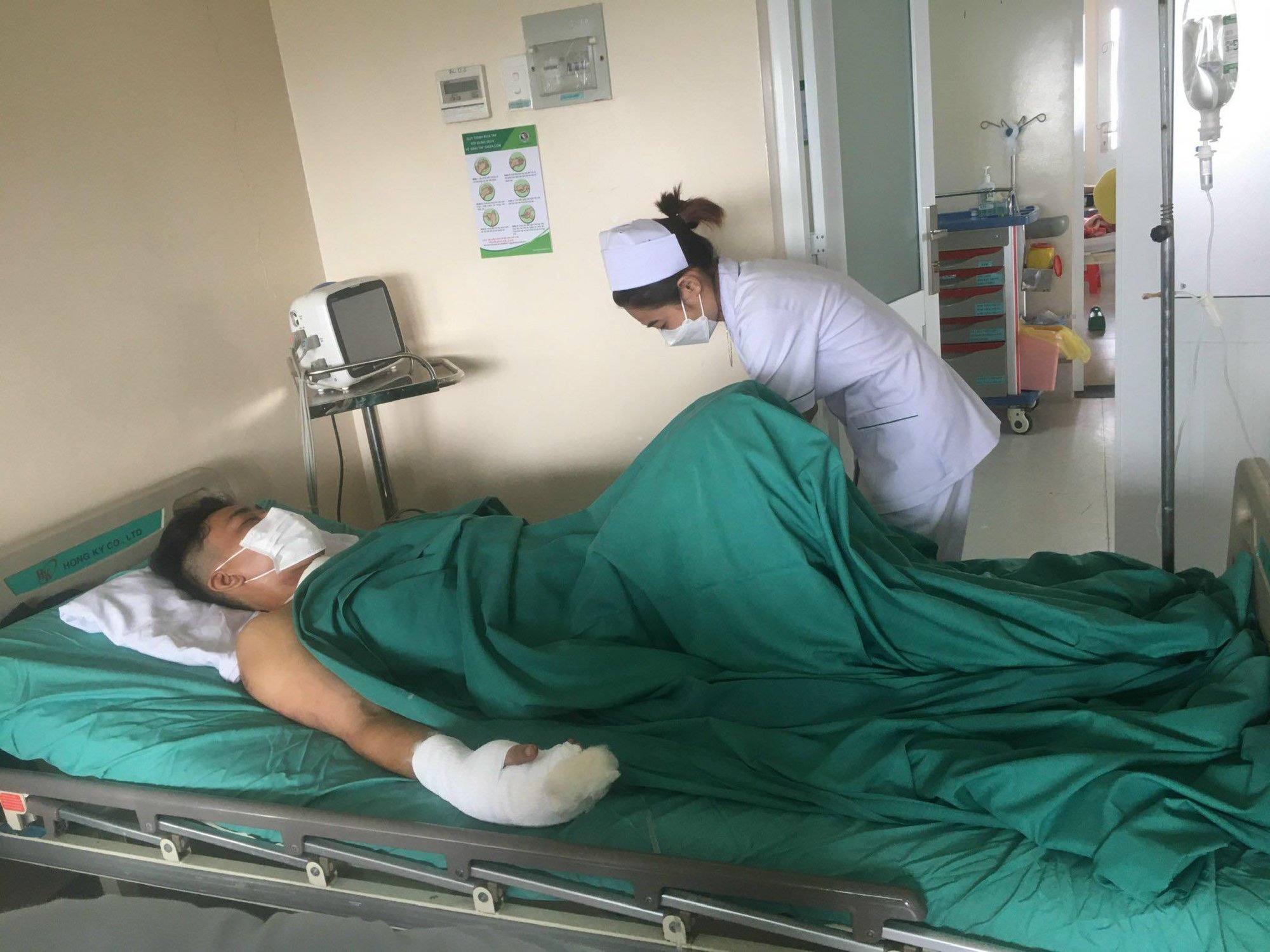 Đang đi xe máy bị dây diều siết cổ, đứt gân