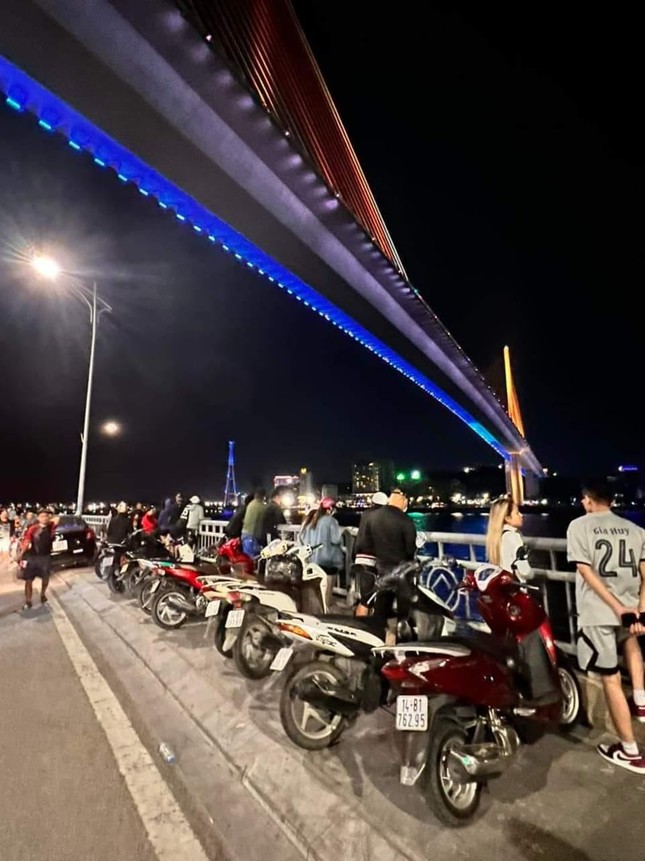 Bỏ lại &ocirc;t&ocirc;, tư trang tr&ecirc;n cầu B&atilde;i Ch&aacute;y, nam thanh ni&ecirc;n gieo m&igrave;nh xuống biển - Ảnh 2.