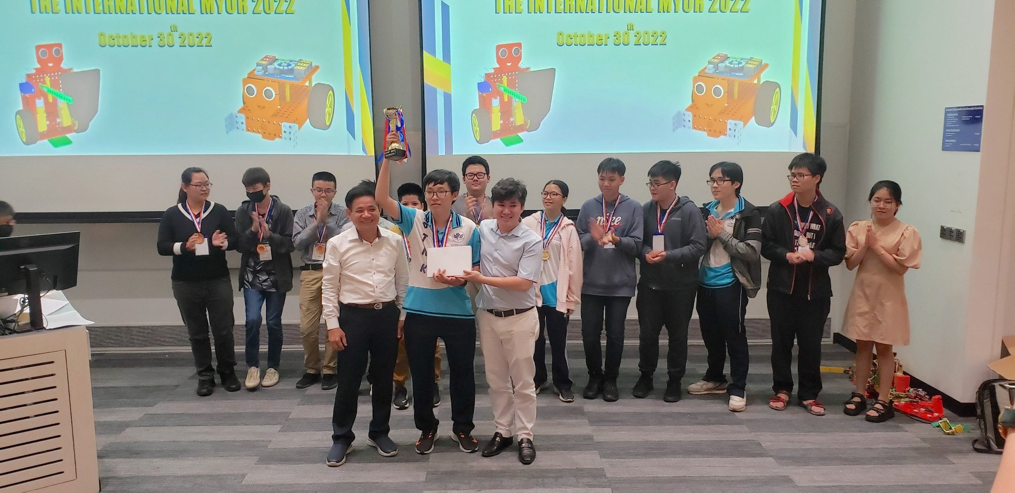 Học sinh Việt Nam vô địch cuộc thi lập trình robot tại Singapore