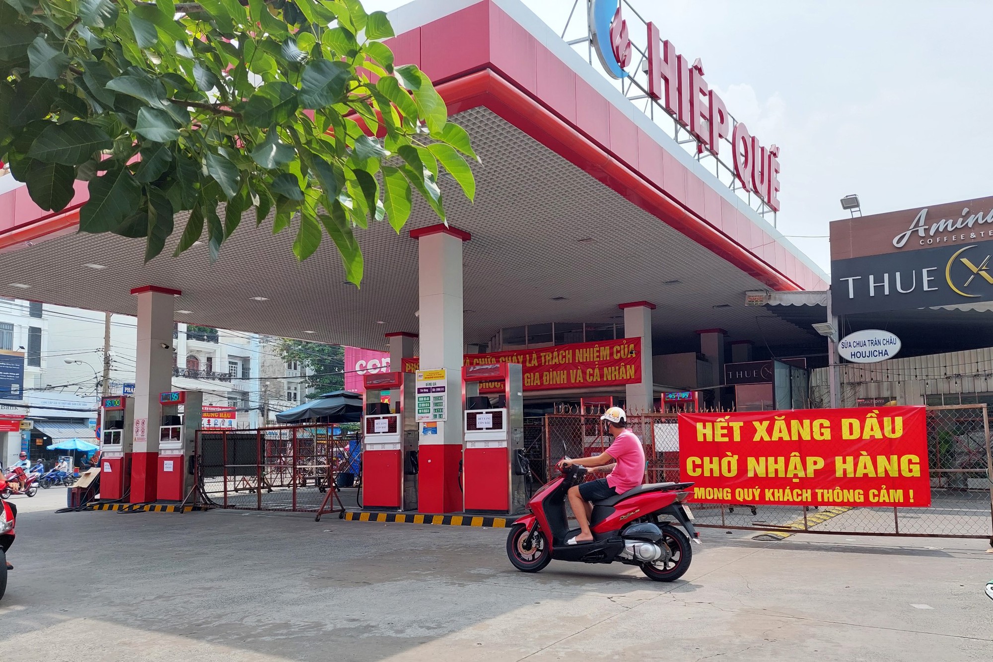 CLIP: Nhiều cửa hàng xăng dầu ở TP HCM tiếp tục báo "hết xăng" trước giờ điều chỉnh giá