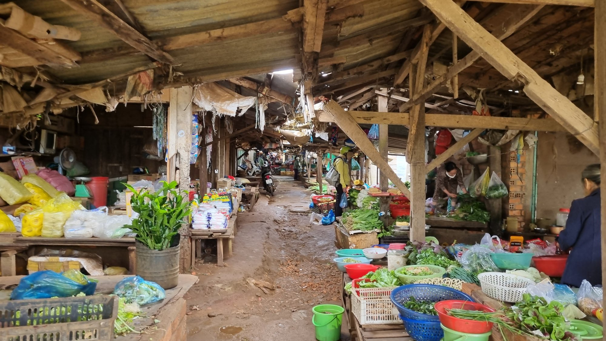 Di dời chợ qu&ecirc;n bồi thường, tiểu thương k&ecirc;u cứu - Ảnh 1.