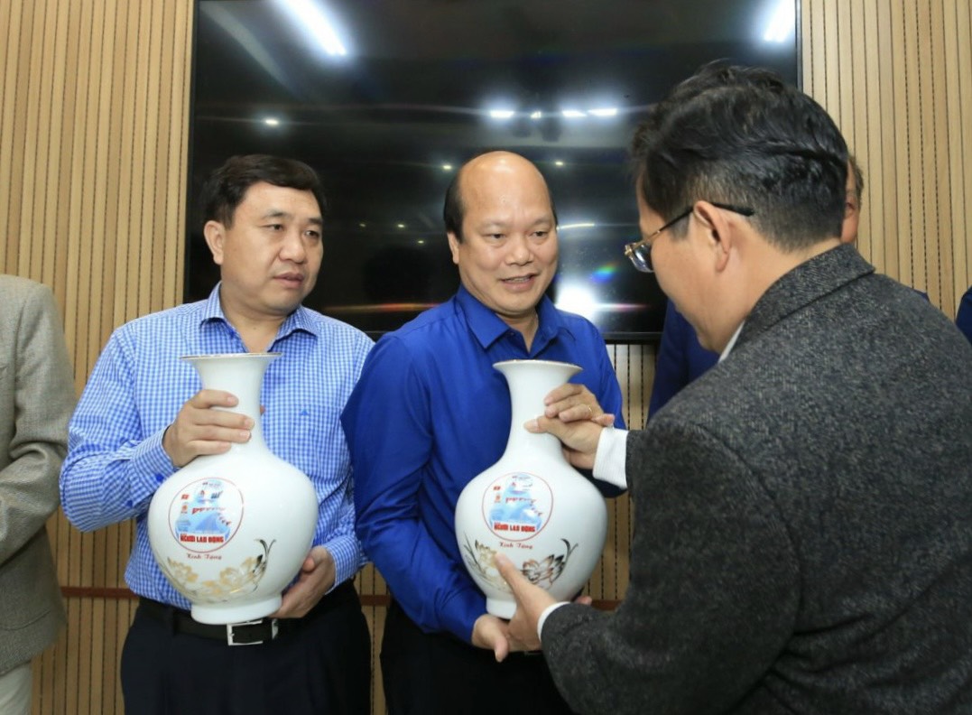 L&atilde;nh đạo tỉnh H&agrave; Giang tiếp Đo&agrave;n c&ocirc;ng t&aacute;c Chương tr&igrave;nh Tự h&agrave;o cờ Tổ quốc - Ảnh 6.