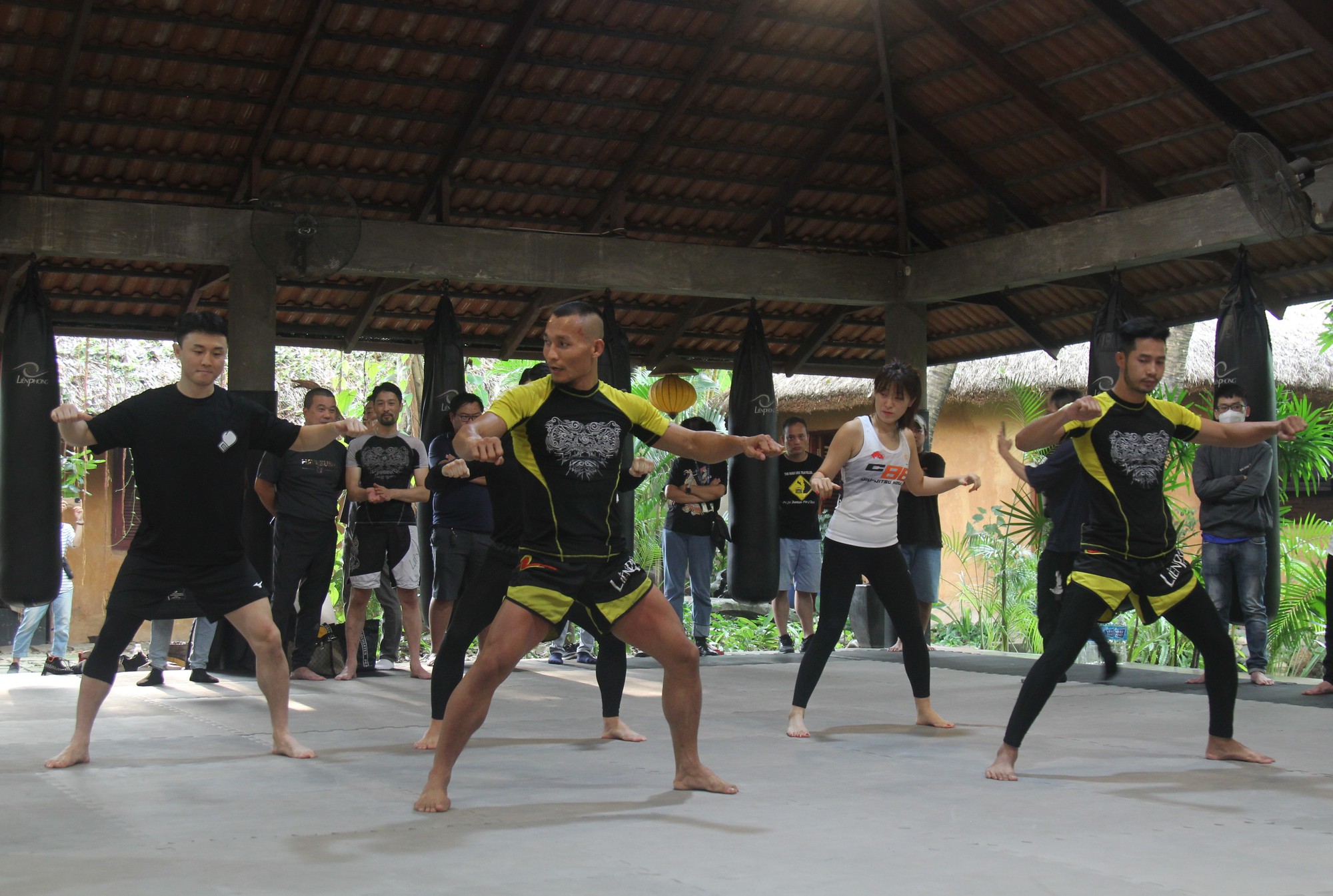 CLIP: Sao MMA H&agrave;n Quốc đọ sức đệ tử Johnny Tr&iacute; Nguyễn - Ảnh 2.