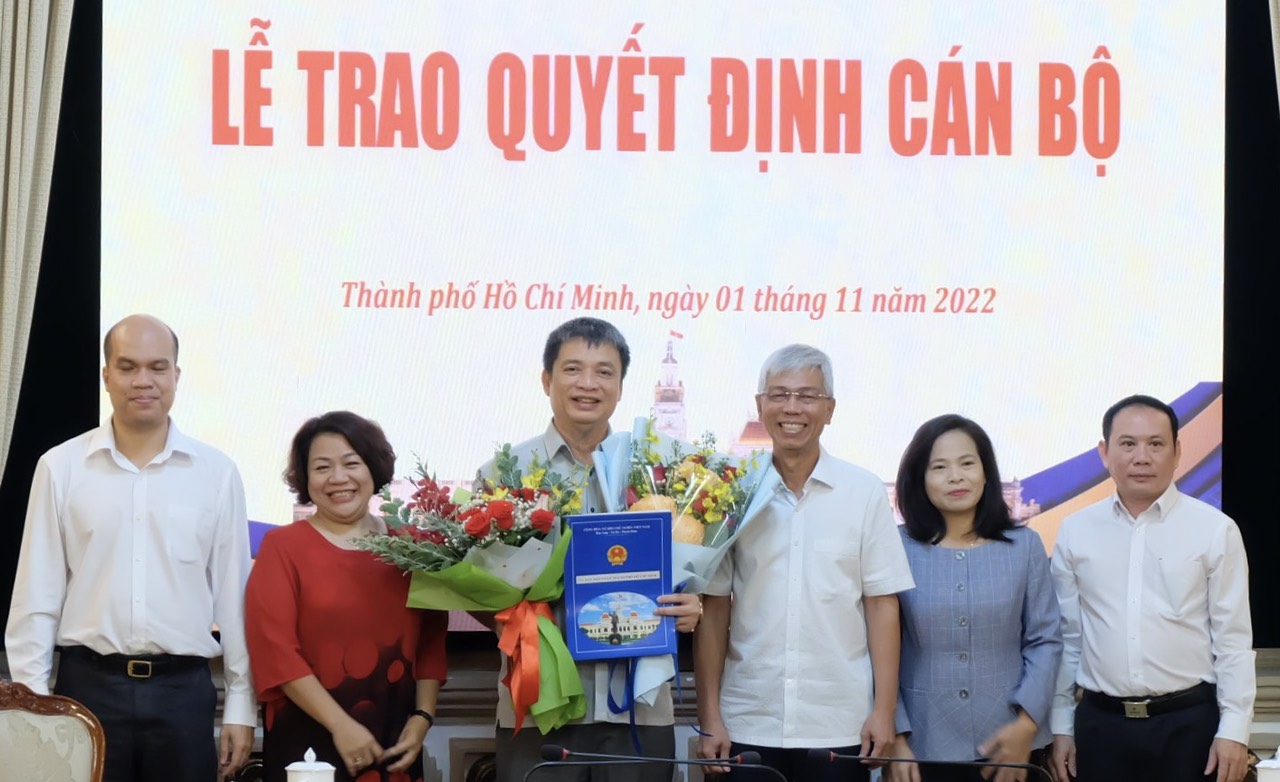 UBND TP HCM trao quyết định cán bộ