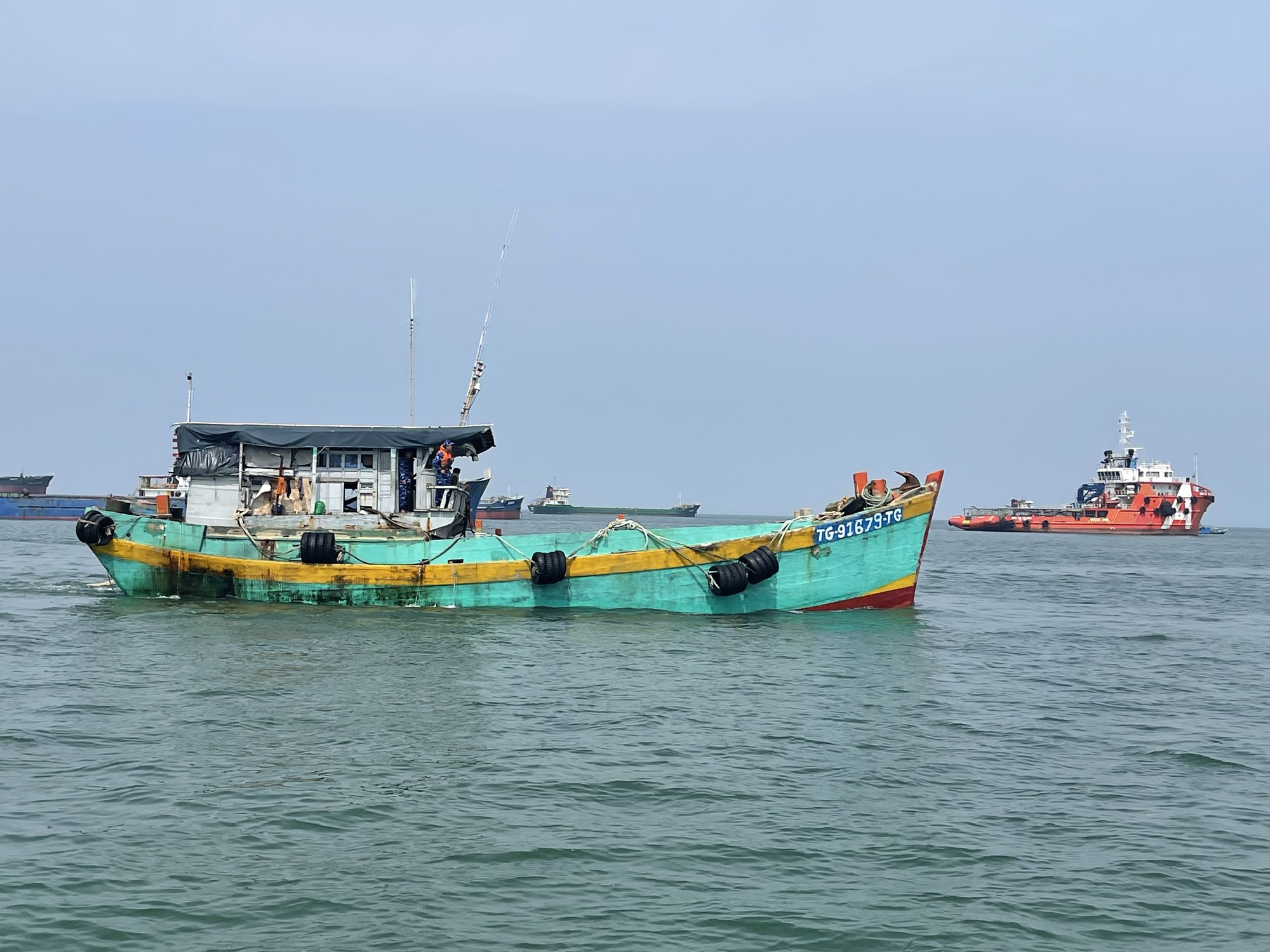 Điều tra t&agrave;u vỏ gỗ chở 65.000 l&iacute;t dầu DO kh&ocirc;ng r&otilde; nguồn gốc - Ảnh 1.