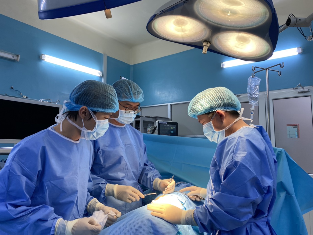 Cân não mổ 2 khối bướu cho người đàn ông chảy máu ngầm hiếm gặp