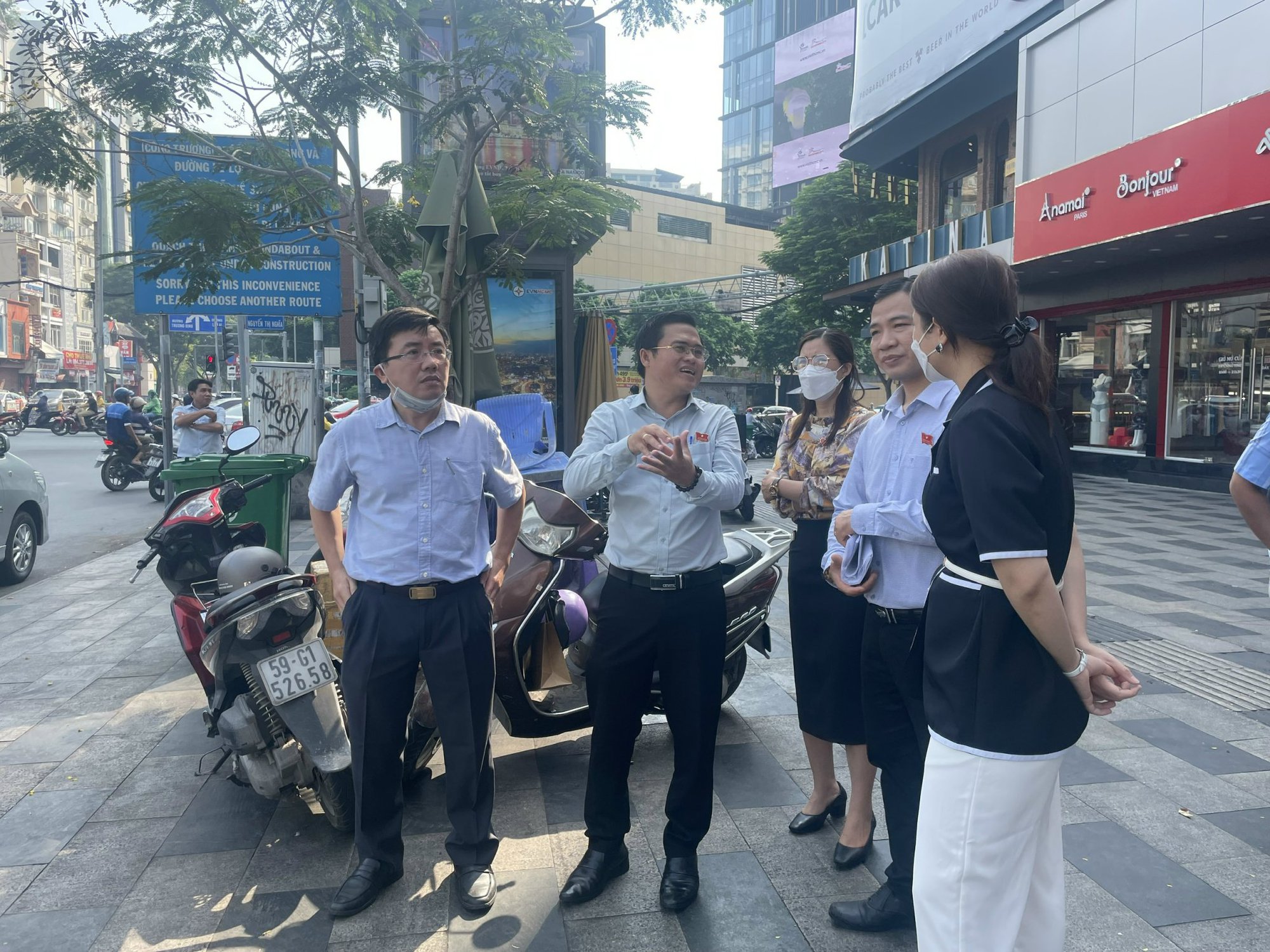 Đi thực tế, đại biểu HĐND giật m&igrave;nh với nhiều bảng quảng c&aacute;o - Ảnh 1.
