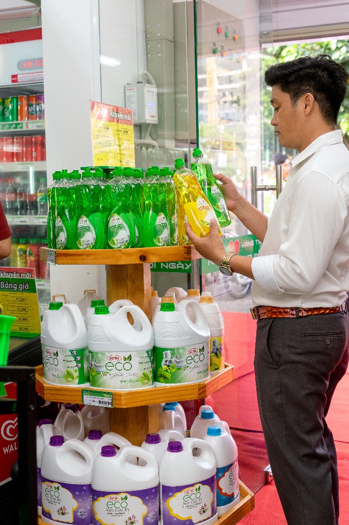 Nh&atilde;n h&agrave;ng ri&ecirc;ng SATRA &ndash; hướng đến &ldquo;Ti&ecirc;u d&ugrave;ng xanh&rdquo; - Ảnh 2.