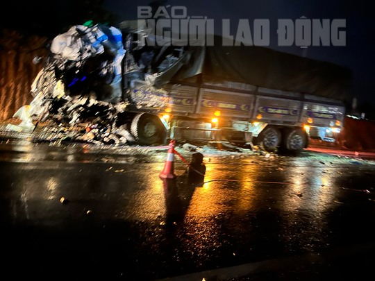 Xe kh&aacute;ch giường nằm đấu đầu xe tải, 2 người chết, 11 người bị thương - Ảnh 1.