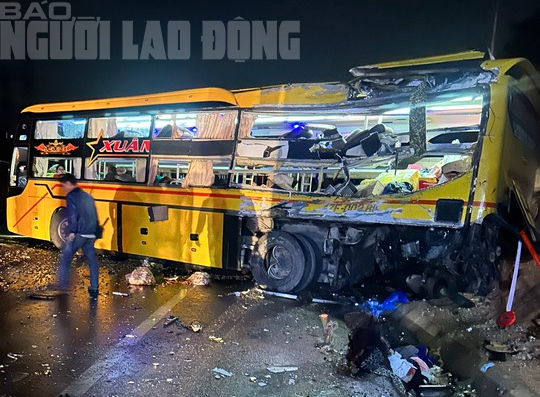 Xe kh&aacute;ch giường nằm đấu đầu xe tải, 2 người chết, 11 người bị thương - Ảnh 3.