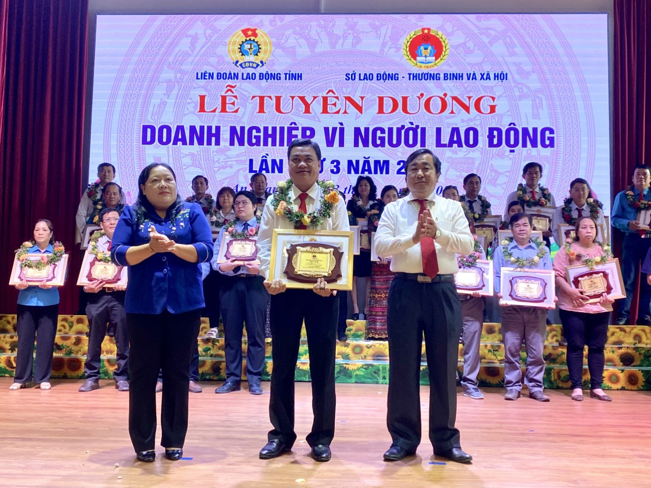 Agribank An Giang được tuy&ecirc;n dương &ldquo;Doanh nghiệp v&igrave; người lao động&rdquo; - Ảnh 1.