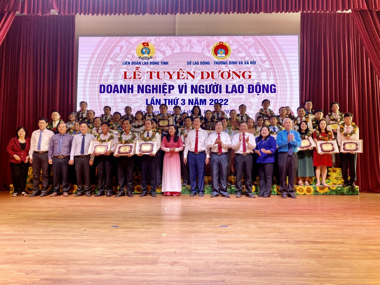 Agribank An Giang được tuy&ecirc;n dương &ldquo;Doanh nghiệp v&igrave; người lao động&rdquo; - Ảnh 2.