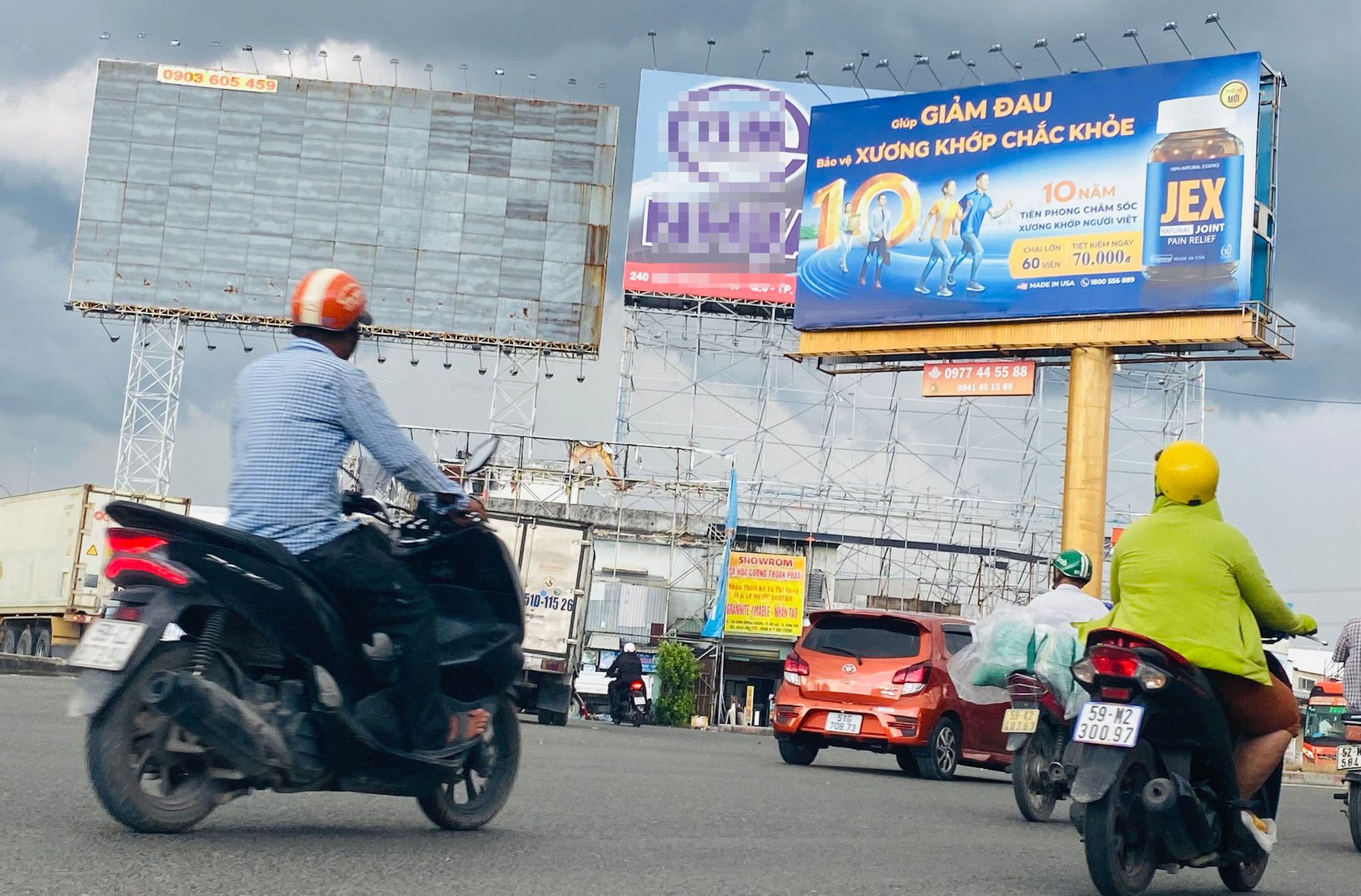 VIDEO: Sau điều tra của Báo Người Lao Động, nhiều trụ quảng cáo bất ngờ thay đổi nội dung - Ảnh 1.
