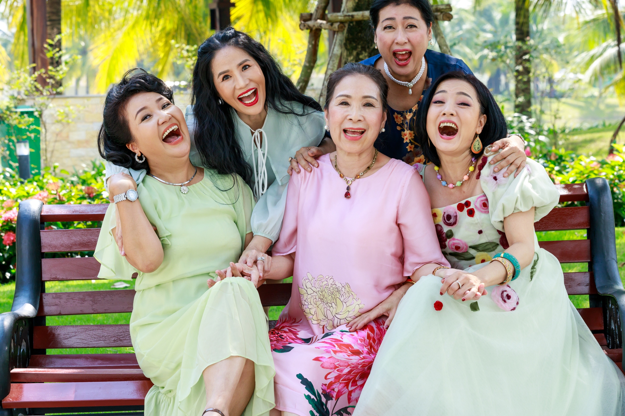 NSND Kim Xuân hội ngộ dàn diễn viên gạo cội trong phim sitcom mới