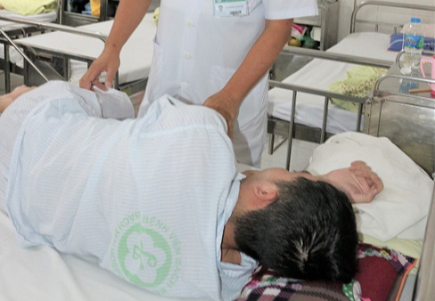 Dùng khoan mở nắp thùng phuy dầu, giám đốc công ty cơ khí trọng thương