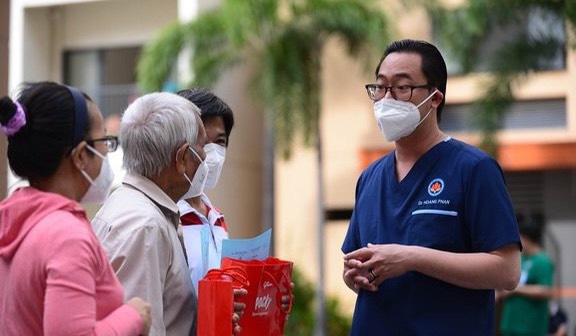 85% nh&acirc;n vi&ecirc;n y tế xuất hiện triệu chứng l&acirc;m s&agrave;ng sau mắc Covid-19 - Ảnh 1.