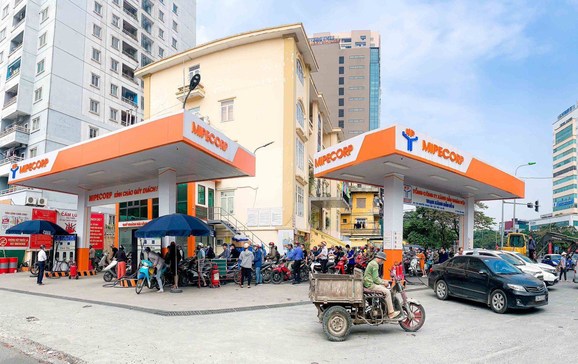 Nhiều c&acirc;y xăng đ&oacute;ng cửa, cắt giảm nh&acirc;n vi&ecirc;n b&aacute;n xăng trước giờ điều chỉnh gi&aacute; - Ảnh 2.