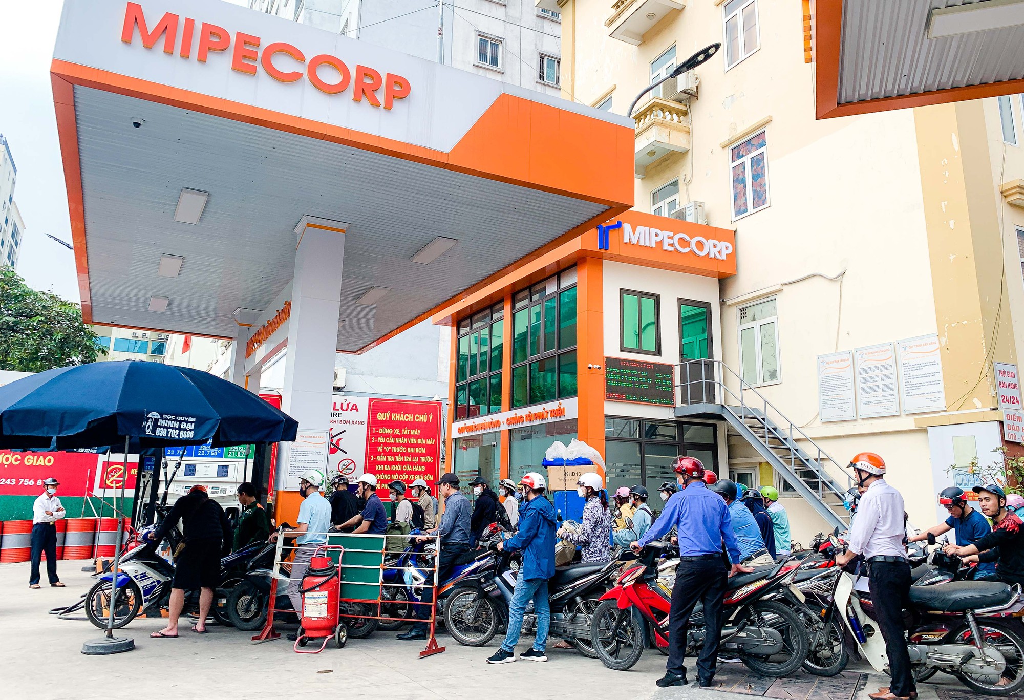 Nhiều c&acirc;y xăng đ&oacute;ng cửa, cắt giảm nh&acirc;n vi&ecirc;n b&aacute;n xăng trước giờ điều chỉnh gi&aacute; - Ảnh 3.