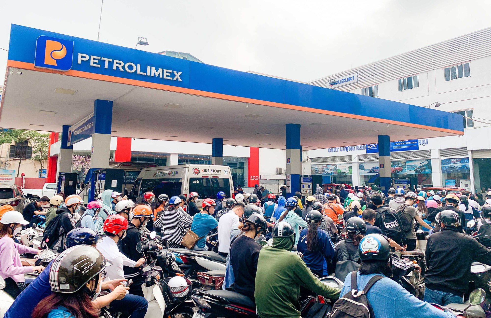 Nhiều c&acirc;y xăng đ&oacute;ng cửa, cắt giảm nh&acirc;n vi&ecirc;n b&aacute;n xăng trước giờ điều chỉnh gi&aacute; - Ảnh 6.