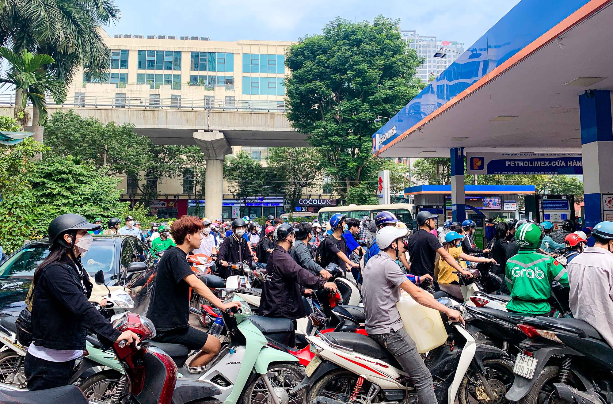 Nhiều c&acirc;y xăng đ&oacute;ng cửa, cắt giảm nh&acirc;n vi&ecirc;n b&aacute;n xăng trước giờ điều chỉnh gi&aacute; - Ảnh 7.