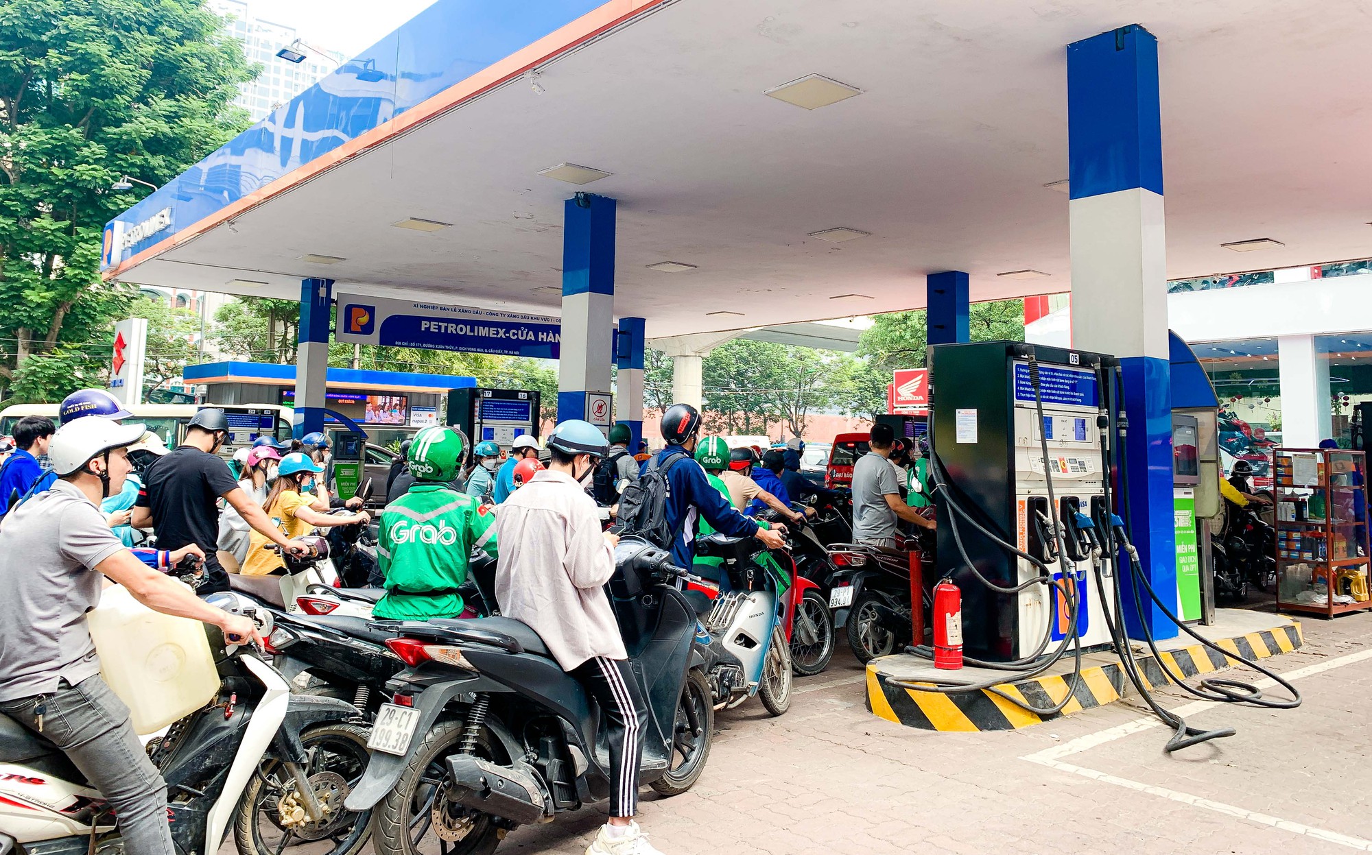 Nhiều c&acirc;y xăng đ&oacute;ng cửa, cắt giảm nh&acirc;n vi&ecirc;n b&aacute;n xăng trước giờ điều chỉnh gi&aacute; - Ảnh 8.