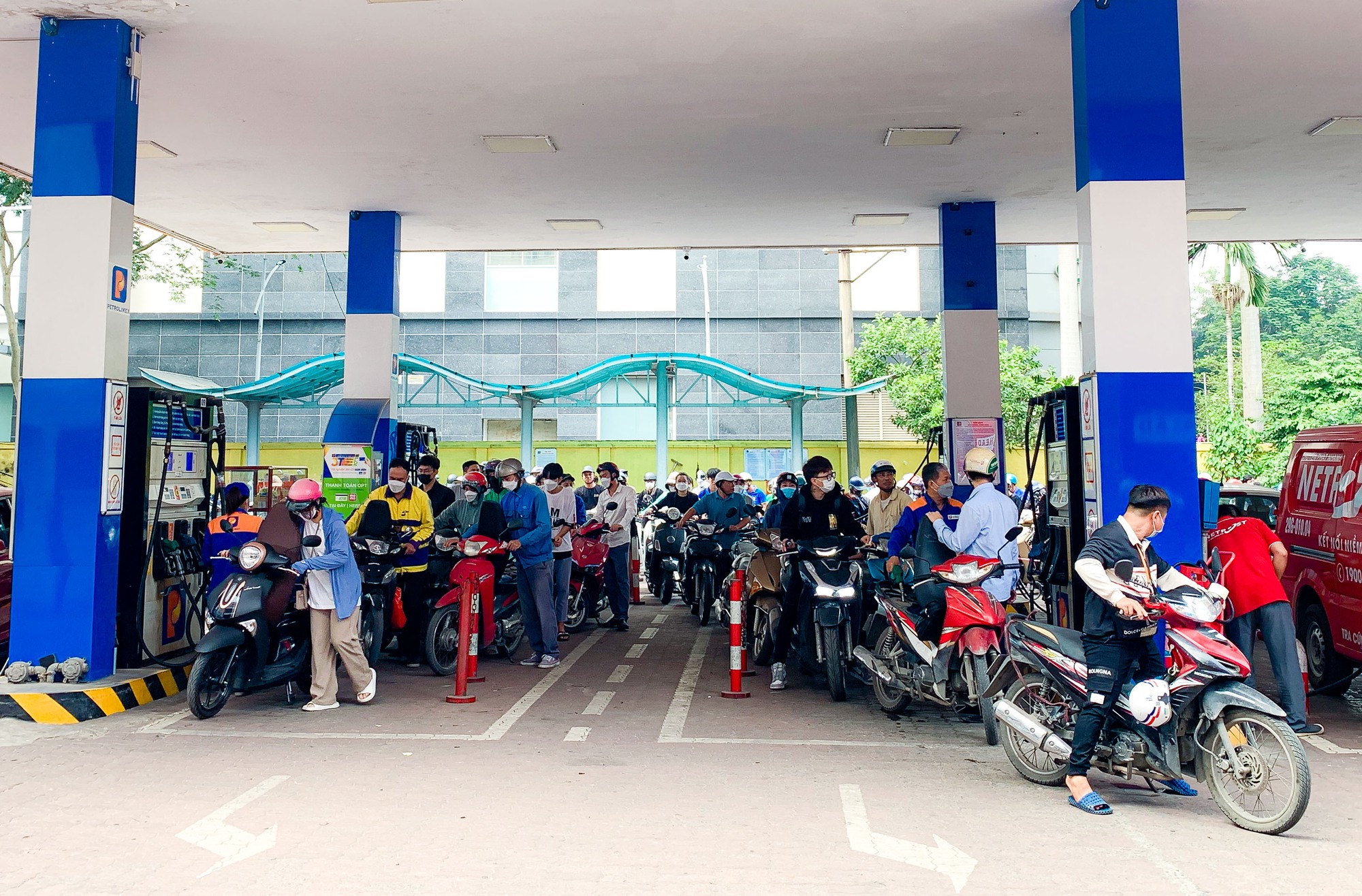 Nhiều c&acirc;y xăng đ&oacute;ng cửa, cắt giảm nh&acirc;n vi&ecirc;n b&aacute;n xăng trước giờ điều chỉnh gi&aacute; - Ảnh 9.
