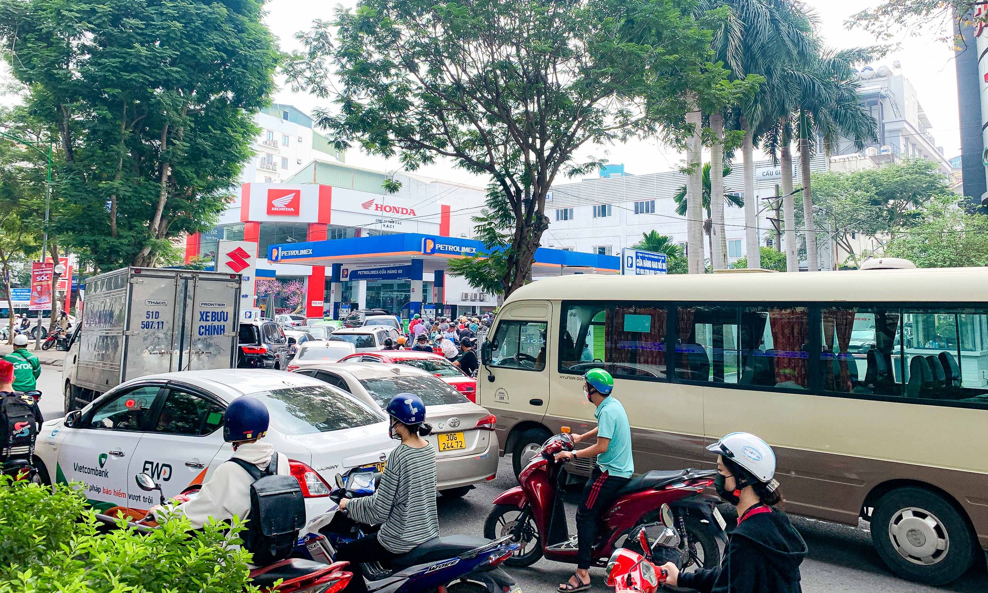 Nhiều c&acirc;y xăng đ&oacute;ng cửa, cắt giảm nh&acirc;n vi&ecirc;n b&aacute;n xăng trước giờ điều chỉnh gi&aacute; - Ảnh 10.