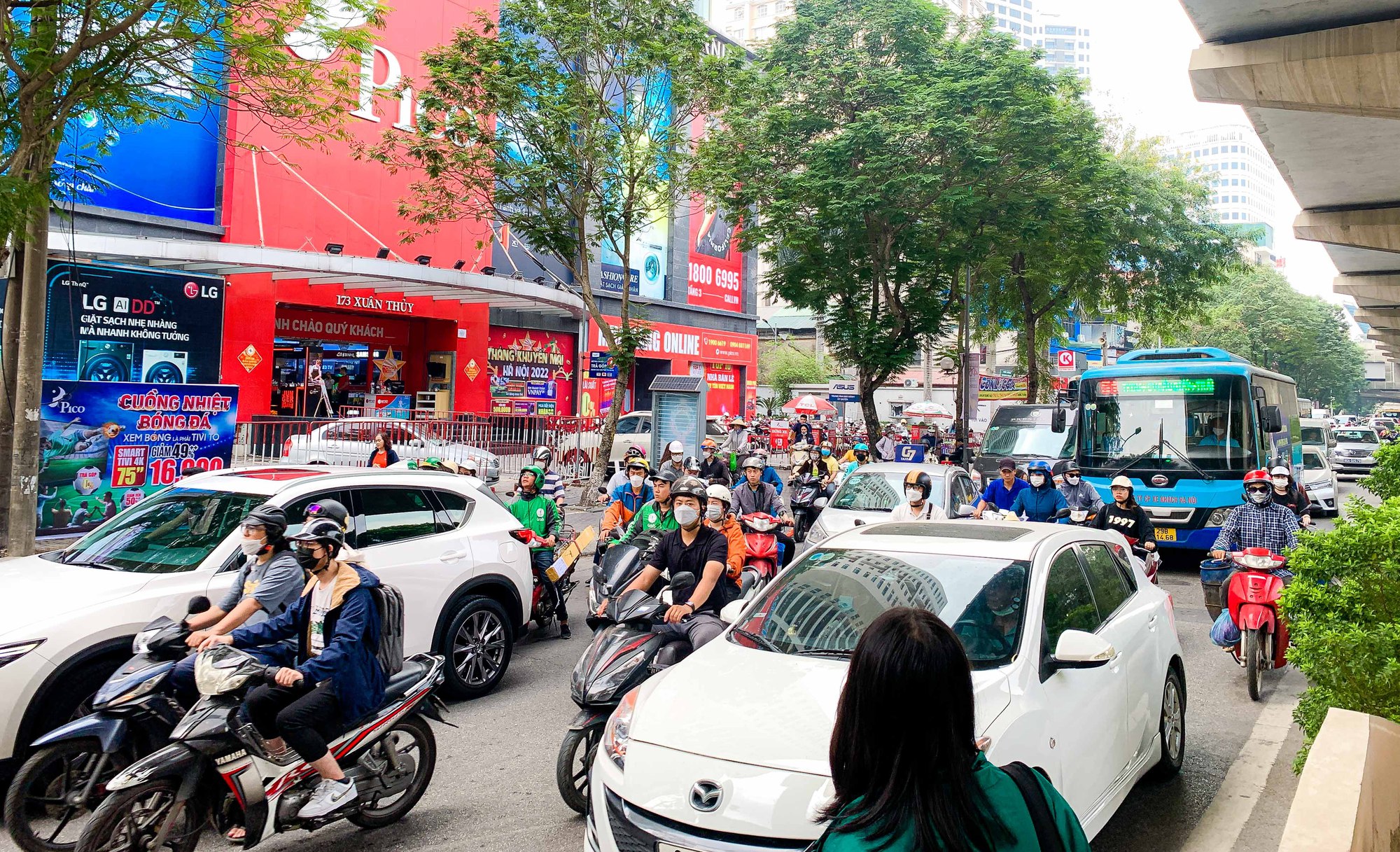 Nhiều c&acirc;y xăng đ&oacute;ng cửa, cắt giảm nh&acirc;n vi&ecirc;n b&aacute;n xăng trước giờ điều chỉnh gi&aacute; - Ảnh 11.