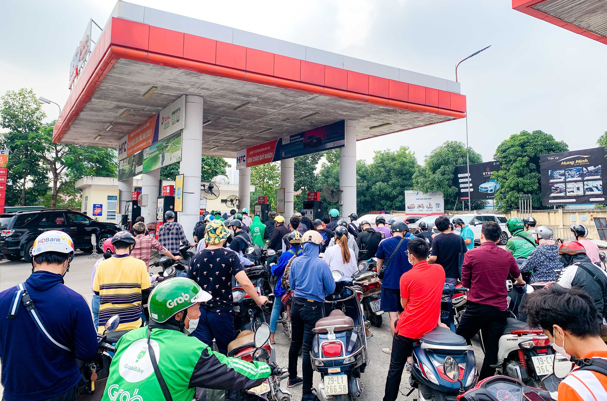 Nhiều c&acirc;y xăng đ&oacute;ng cửa, cắt giảm nh&acirc;n vi&ecirc;n b&aacute;n xăng trước giờ điều chỉnh gi&aacute; - Ảnh 12.