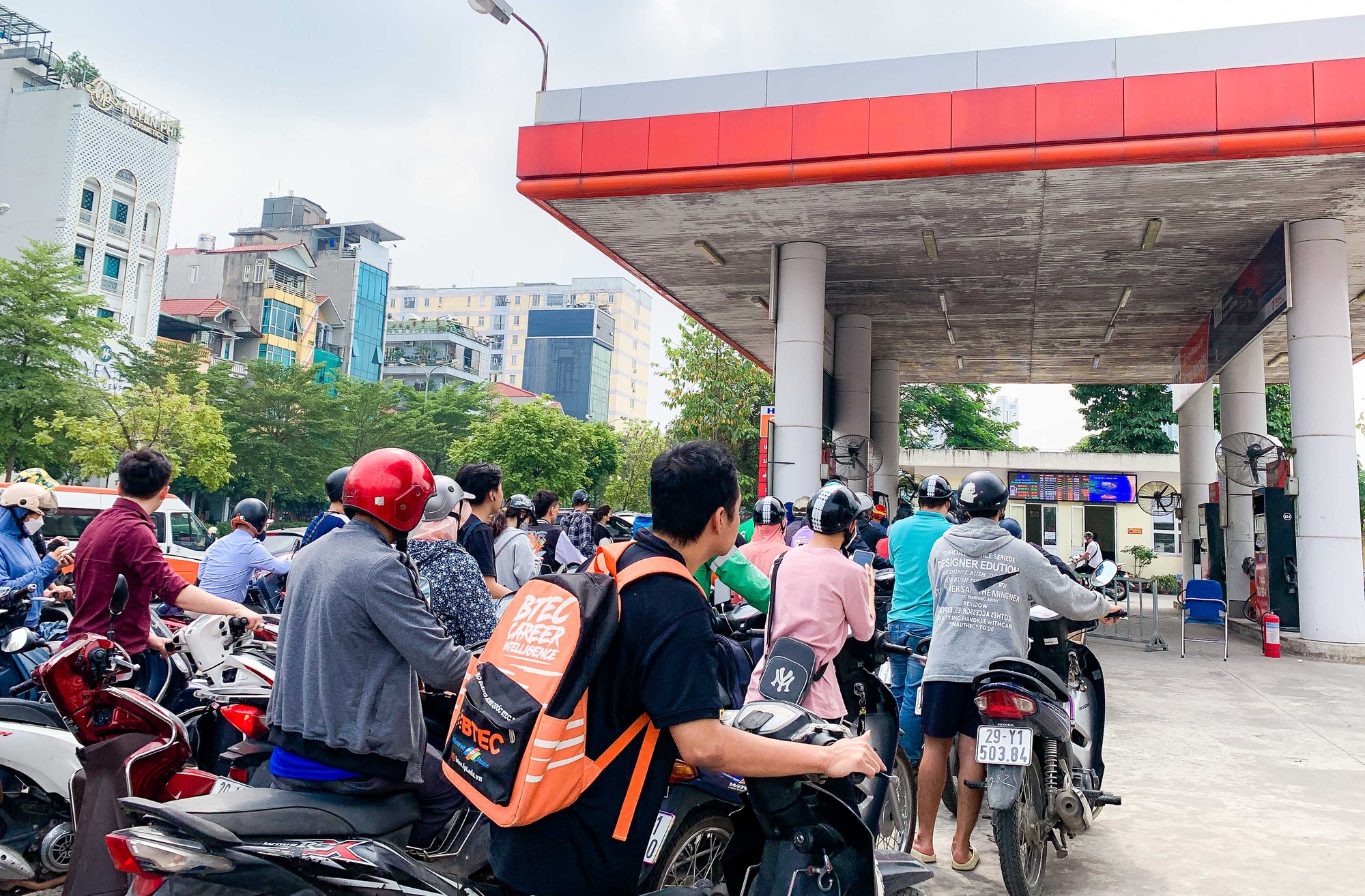 Nhiều c&acirc;y xăng đ&oacute;ng cửa, cắt giảm nh&acirc;n vi&ecirc;n b&aacute;n xăng trước giờ điều chỉnh gi&aacute; - Ảnh 13.