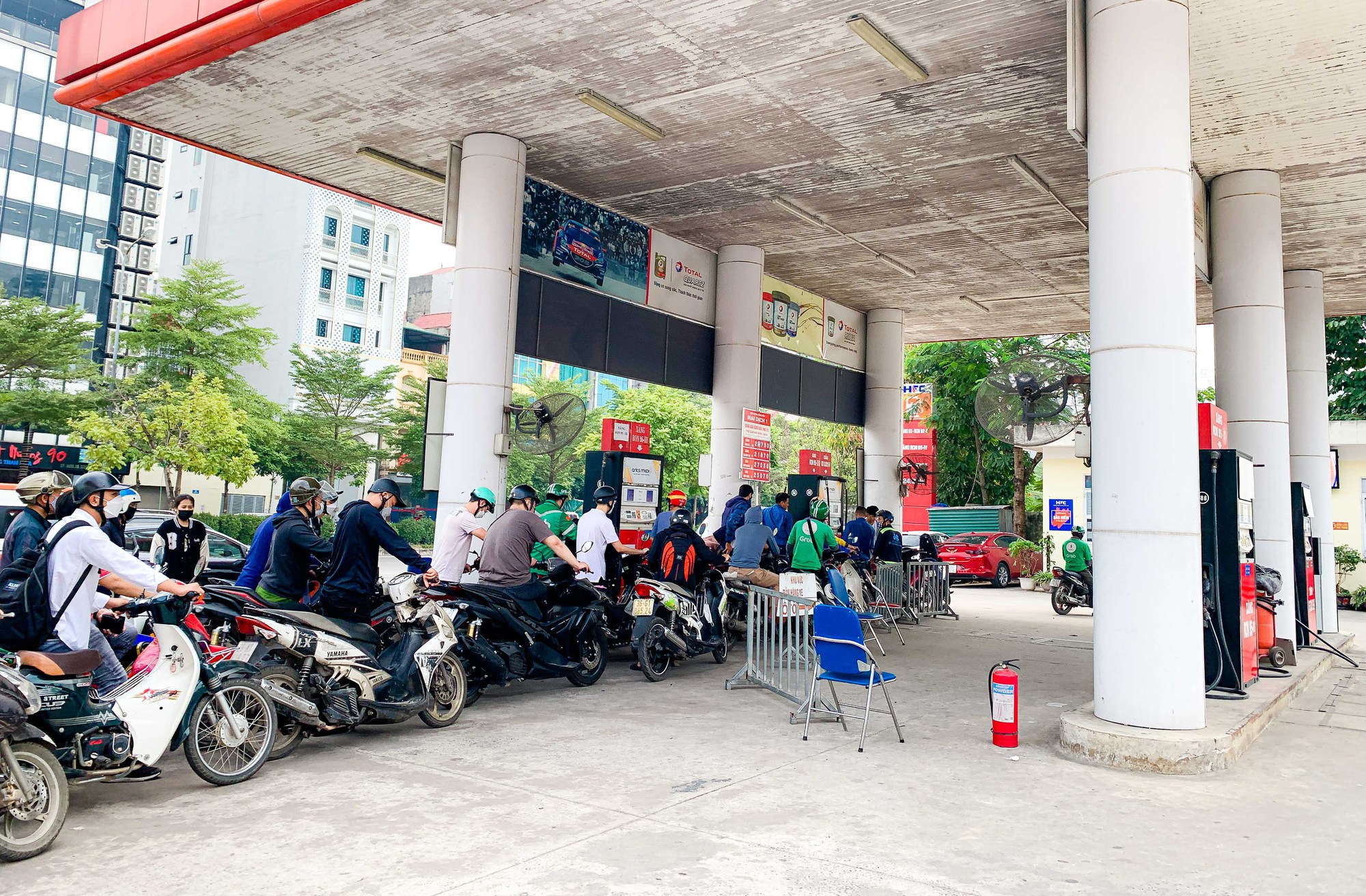 Nhiều c&acirc;y xăng đ&oacute;ng cửa, cắt giảm nh&acirc;n vi&ecirc;n b&aacute;n xăng trước giờ điều chỉnh gi&aacute; - Ảnh 14.