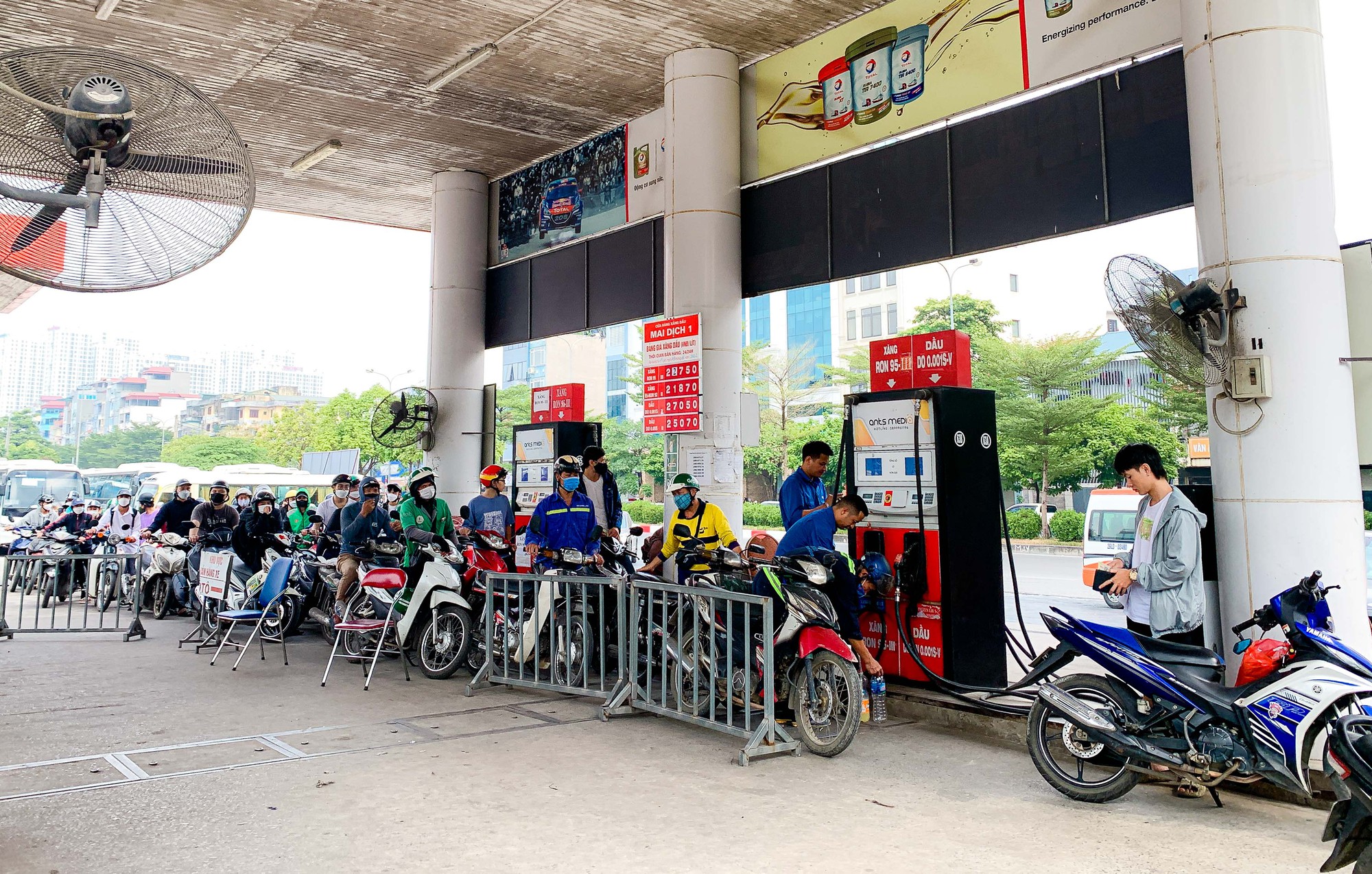 Nhiều c&acirc;y xăng đ&oacute;ng cửa, cắt giảm nh&acirc;n vi&ecirc;n b&aacute;n xăng trước giờ điều chỉnh gi&aacute; - Ảnh 16.