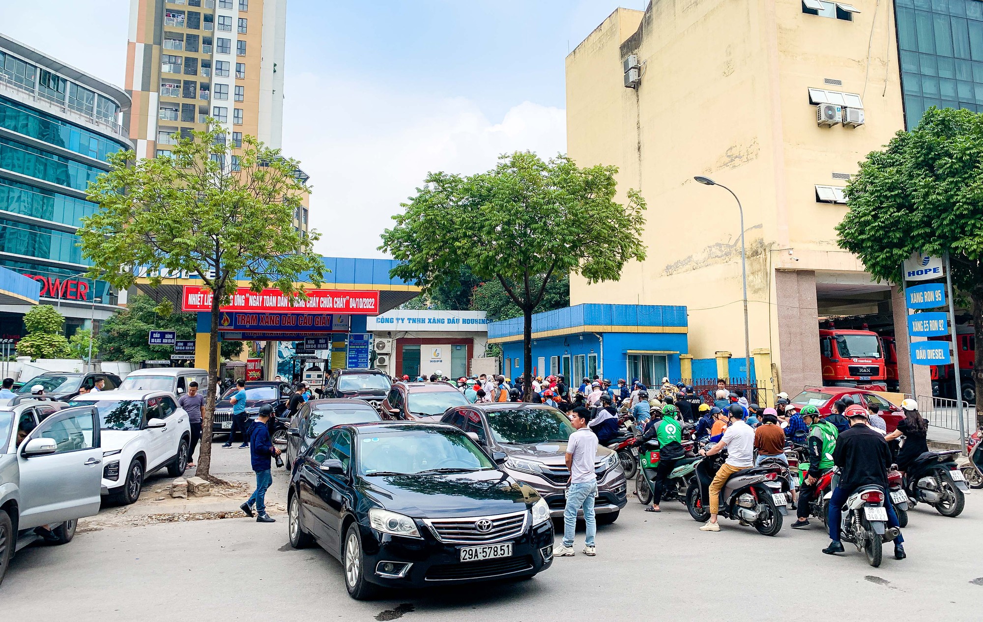 Nhiều c&acirc;y xăng đ&oacute;ng cửa, cắt giảm nh&acirc;n vi&ecirc;n b&aacute;n xăng trước giờ điều chỉnh gi&aacute; - Ảnh 17.