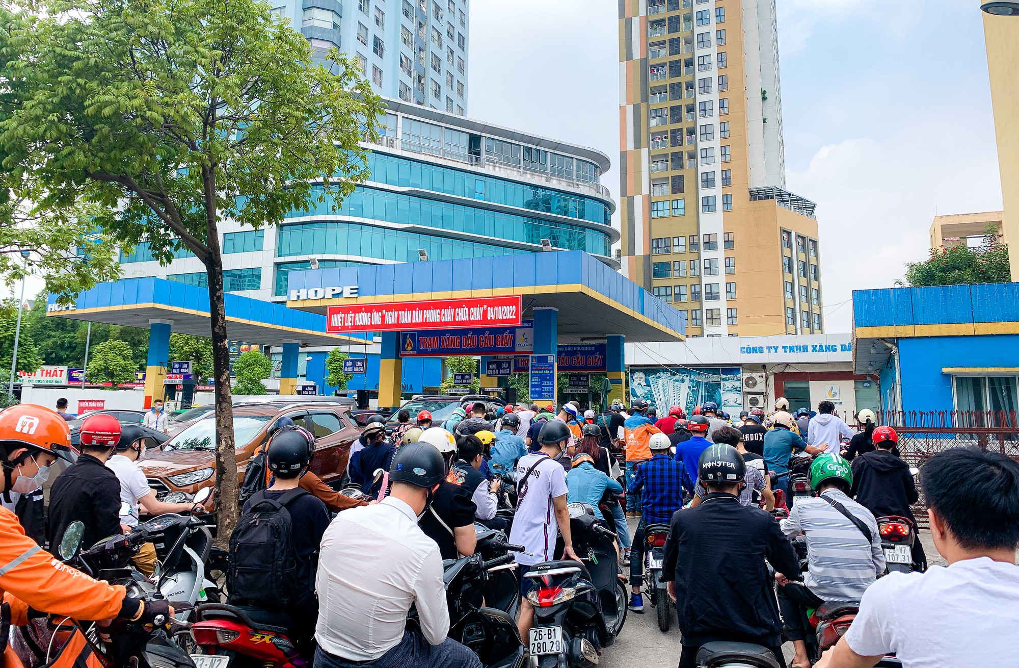 Nhiều c&acirc;y xăng đ&oacute;ng cửa, cắt giảm nh&acirc;n vi&ecirc;n b&aacute;n xăng trước giờ điều chỉnh gi&aacute; - Ảnh 18.