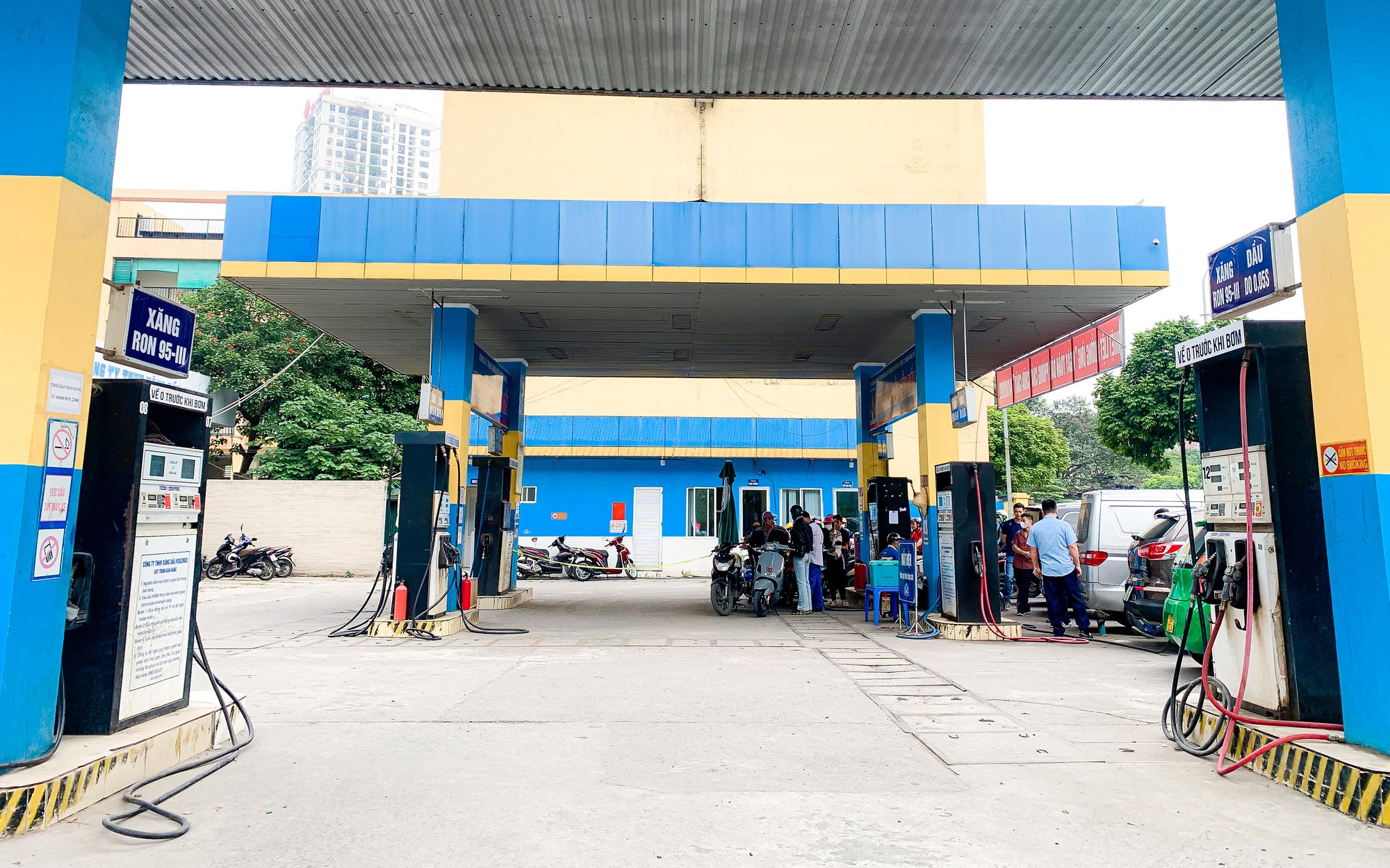 Nhiều c&acirc;y xăng đ&oacute;ng cửa, cắt giảm nh&acirc;n vi&ecirc;n b&aacute;n xăng trước giờ điều chỉnh gi&aacute; - Ảnh 19.
