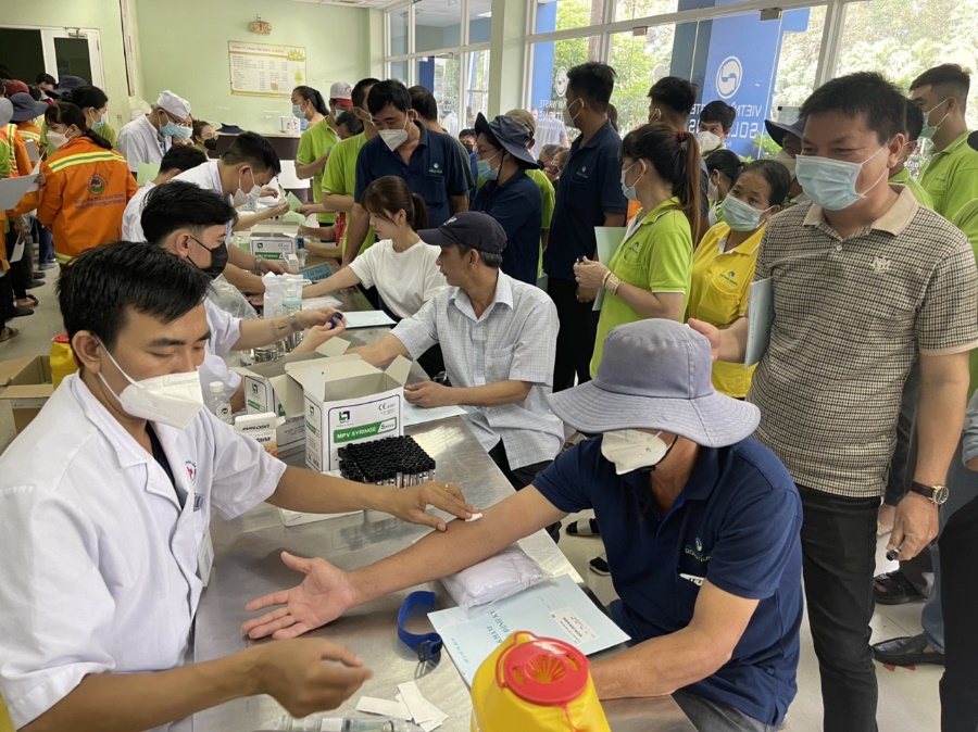 VWS chăm lo sức khỏe cho gần 400 người lao động - Ảnh 1.