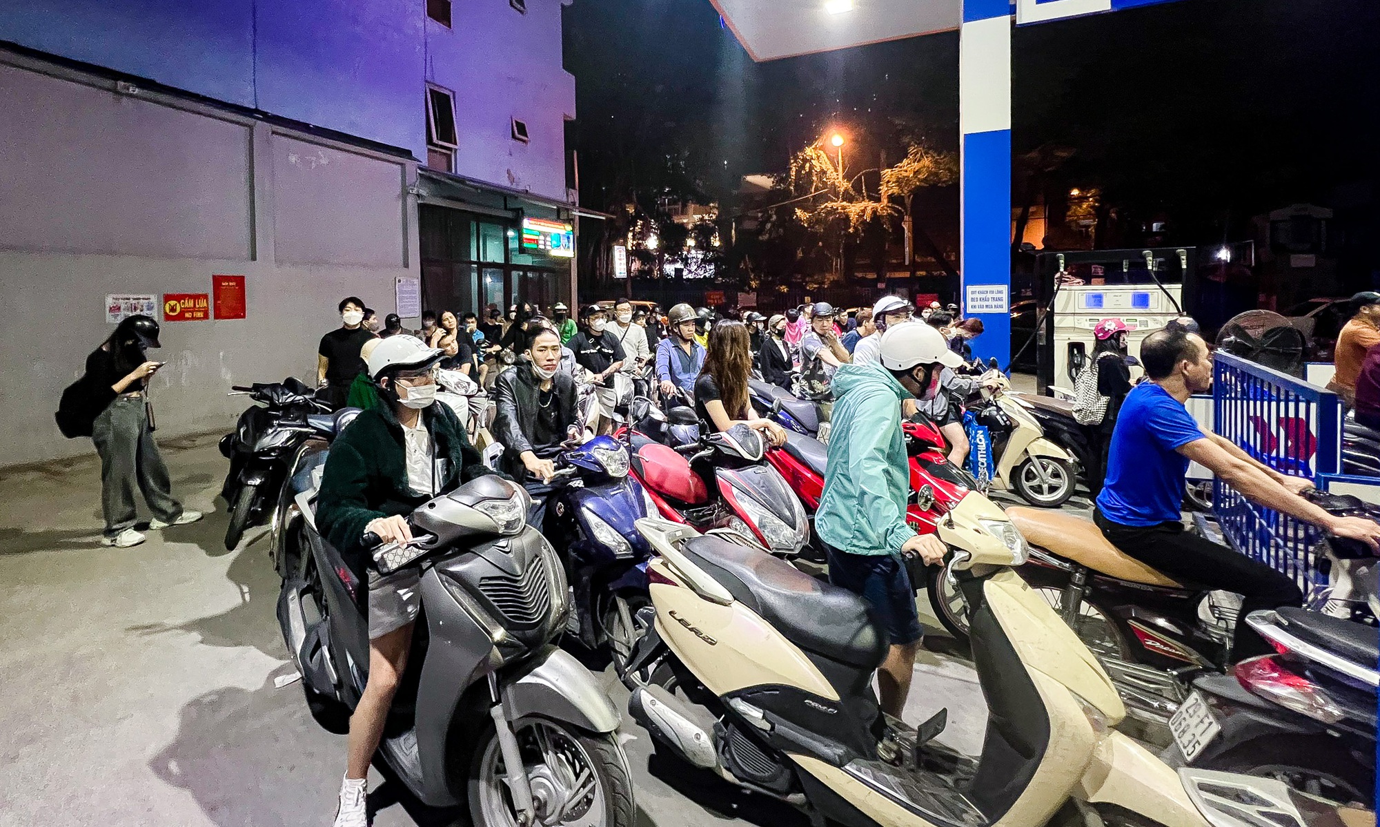 Nửa đ&ecirc;m, người d&acirc;n vẫn xếp h&agrave;ng d&agrave;i chờ đổ xăng - Ảnh 4.