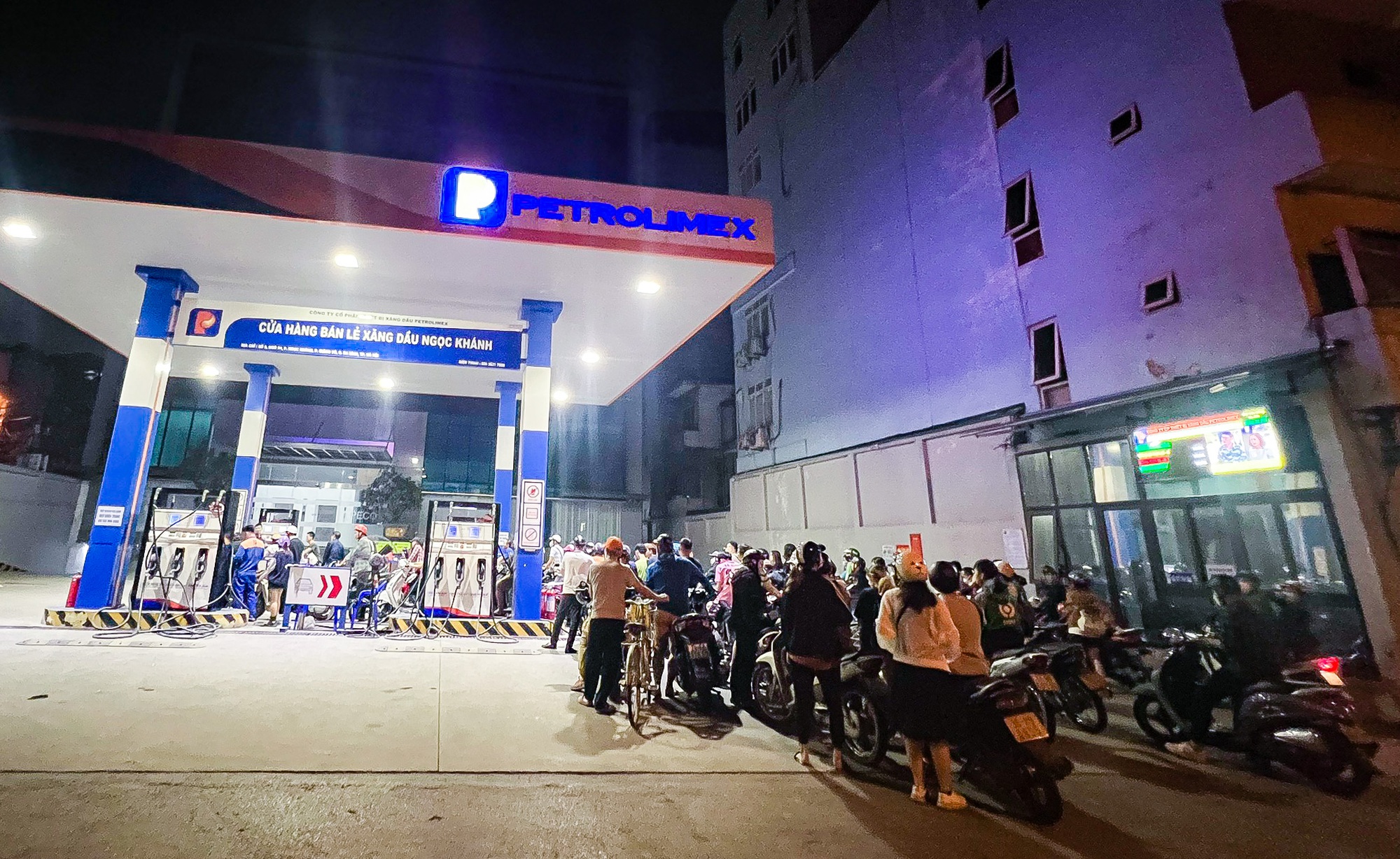 Nửa đ&ecirc;m, người d&acirc;n vẫn xếp h&agrave;ng d&agrave;i chờ đổ xăng - Ảnh 2.