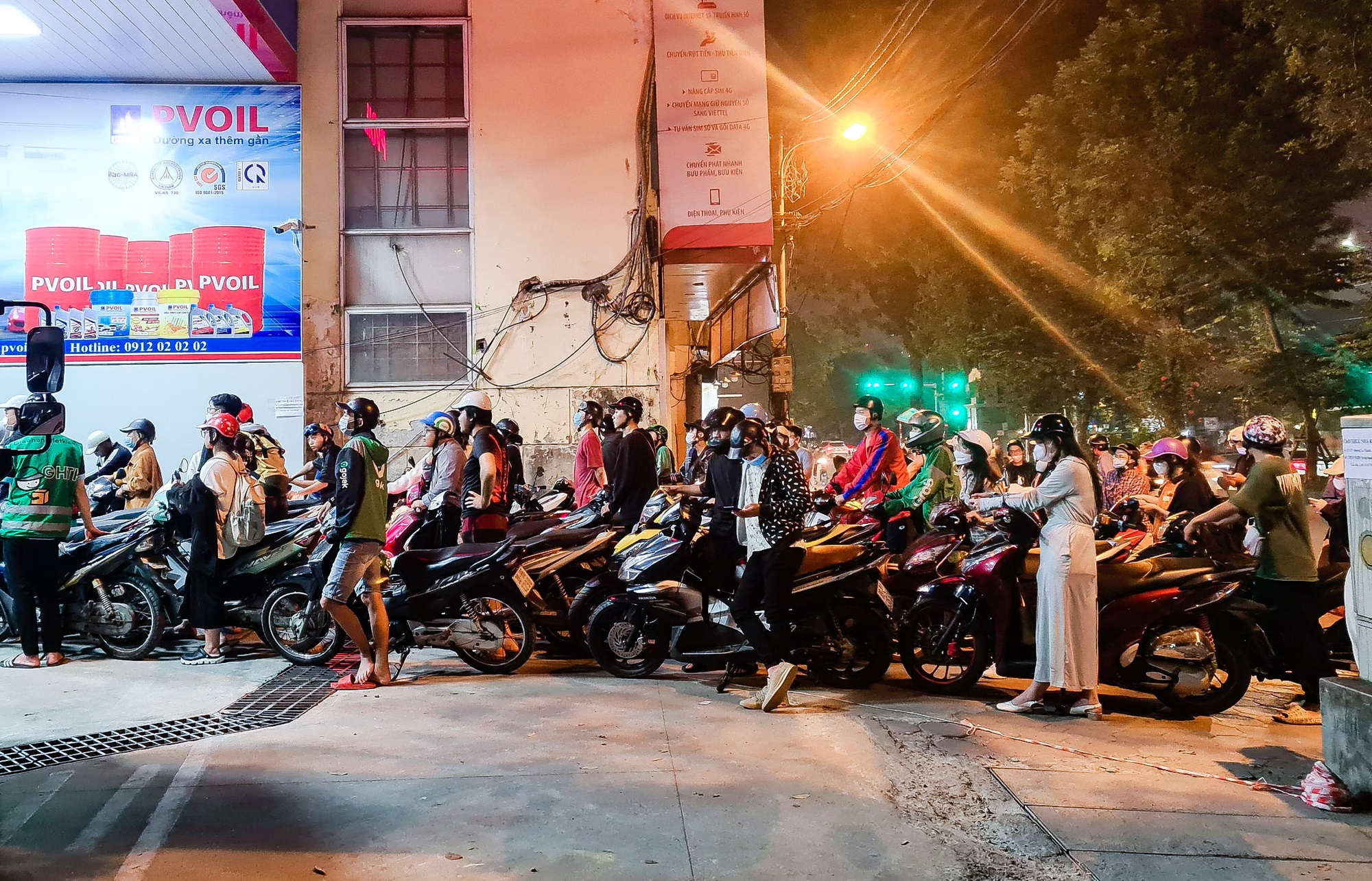Nửa đ&ecirc;m, người d&acirc;n vẫn xếp h&agrave;ng d&agrave;i chờ đổ xăng - Ảnh 7.