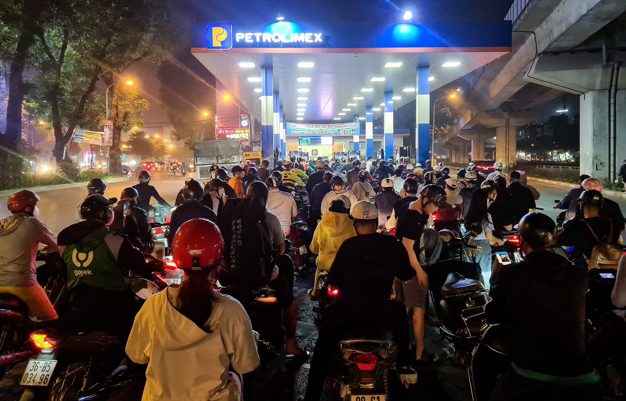 Nửa đ&ecirc;m, người d&acirc;n vẫn xếp h&agrave;ng d&agrave;i chờ đổ xăng - Ảnh 8.