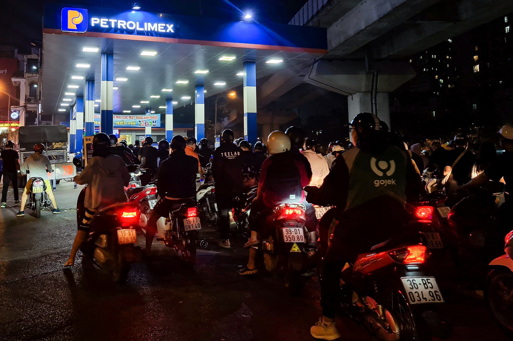 Nửa đêm, người dân ở Hà Nội vẫn xếp hàng dài chờ đổ xăng