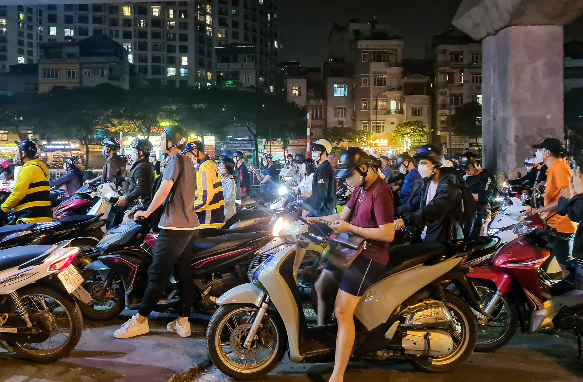 Nửa đ&ecirc;m, người d&acirc;n vẫn xếp h&agrave;ng d&agrave;i chờ đổ xăng - Ảnh 9.