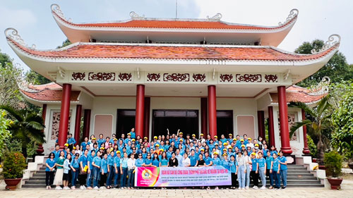 150 nữ c&aacute;n bộ C&ocirc;ng đo&agrave;n thăm qu&ecirc; hương Nữ tướng Nguyễn Thị Định - Ảnh 1.