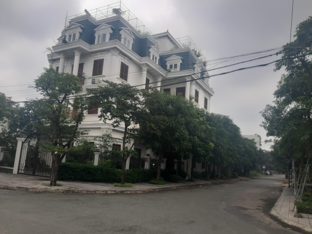 Cận cảnh h&agrave;ng loạt biệt thự &ldquo;khủng&rdquo; trong dự &aacute;n nợ hơn 300 tỉ đồng ng&acirc;n s&aacute;ch - Ảnh 3.
