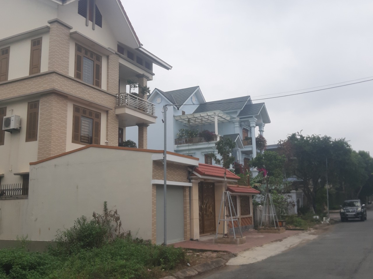 Cận cảnh h&agrave;ng loạt biệt thự &ldquo;khủng&rdquo; trong dự &aacute;n nợ hơn 300 tỉ đồng ng&acirc;n s&aacute;ch - Ảnh 2.
