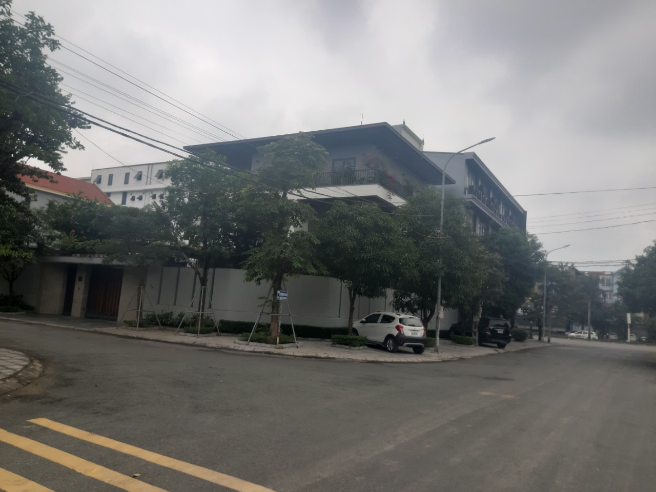 Cận cảnh h&agrave;ng loạt biệt thự &ldquo;khủng&rdquo; trong dự &aacute;n nợ hơn 300 tỉ đồng ng&acirc;n s&aacute;ch - Ảnh 7.