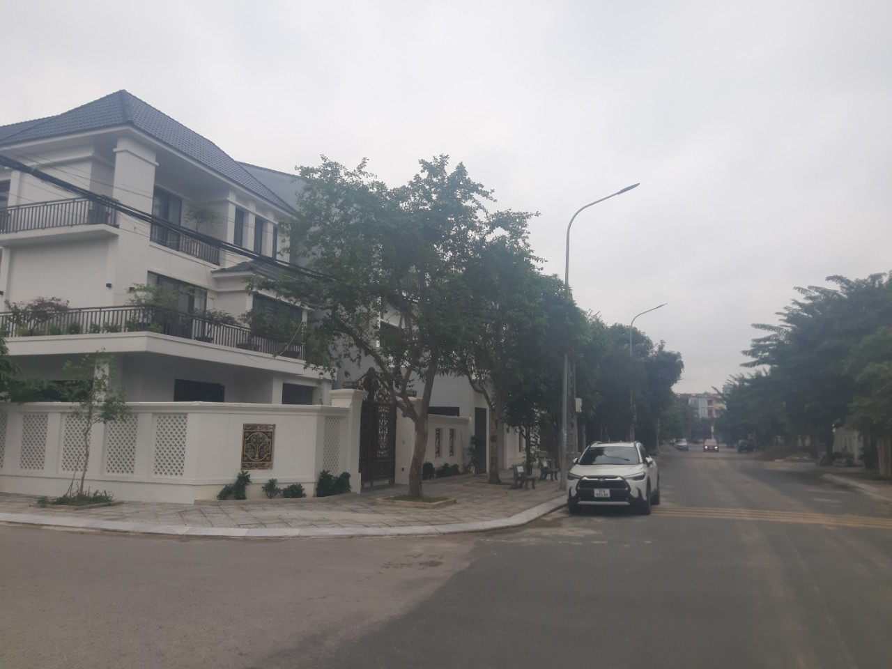 Cận cảnh h&agrave;ng loạt biệt thự &ldquo;khủng&rdquo; trong dự &aacute;n nợ hơn 300 tỉ đồng ng&acirc;n s&aacute;ch - Ảnh 10.