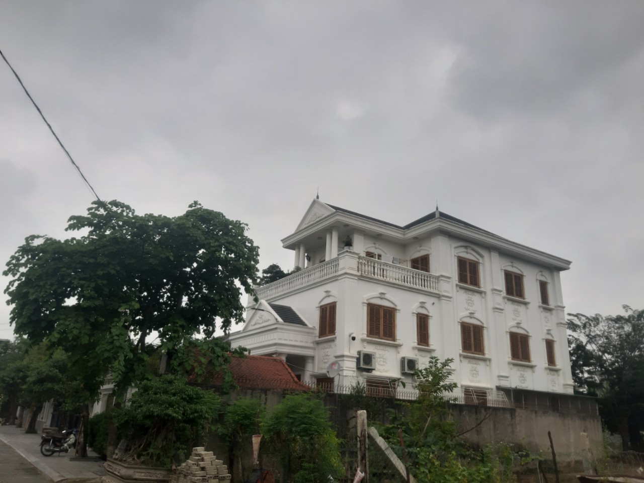 Cận cảnh h&agrave;ng loạt biệt thự &ldquo;khủng&rdquo; trong dự &aacute;n nợ hơn 300 tỉ đồng ng&acirc;n s&aacute;ch - Ảnh 6.