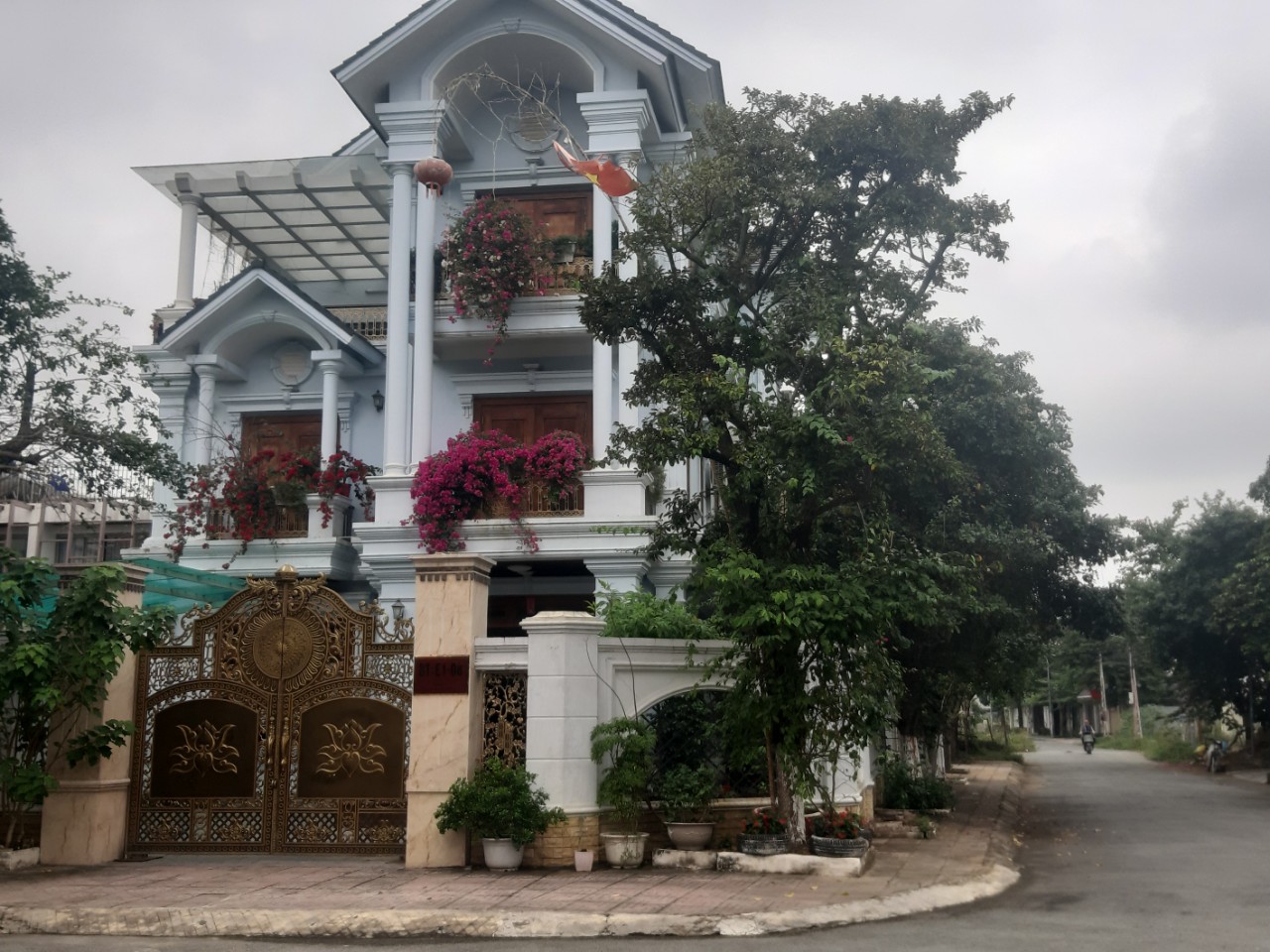 Cận cảnh h&agrave;ng loạt biệt thự &ldquo;khủng&rdquo; trong dự &aacute;n nợ hơn 300 tỉ đồng ng&acirc;n s&aacute;ch - Ảnh 4.